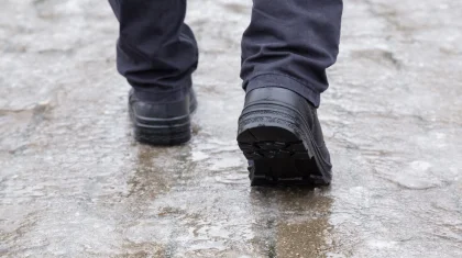 Как не получить травму на улицах из-за гололедицы, рассказали врачи