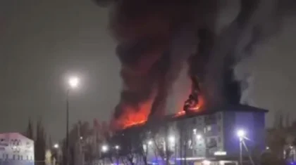 Пожар накануне Нового года: крыша жилой пятиэтажки горела в Таразе (ВИДЕО)