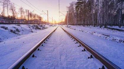 Легковой автомобиль столкнулся с тепловозом на переезде в Актау