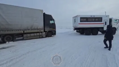 Спасатели вызволили большегруз из снежного заноса в Актобе