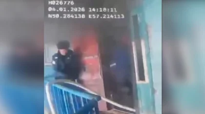 Как полицейские спасли людей при пожаре в многоэтажке в Актобе (ВИДЕО)