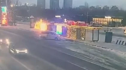 Водитель задним ходом снес автобусную остановку в Астане (ВИДЕО)