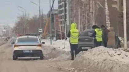 В Усть-Каменогорске водитель, уходя от наезда, врезался в столб (ВИДЕО)