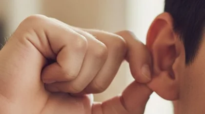 Казахстанец, защищая взрослого сына, порезал ножом ухо его 24-летнего обидчика