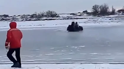 Рейд против браконьеров закончился ЧП: служебный квадроцикл ушёл под лед на Урале