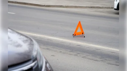 Проехал на красный свет: грузовик протаранил автокран и вылетел в кювет в Астане (ВИДЕО)