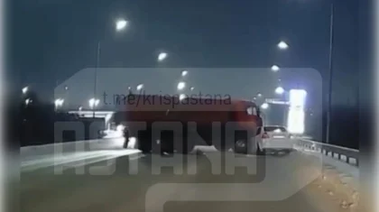 КамАЗ протаранил легковой автомобиль в Караганде (ВИДЕО)