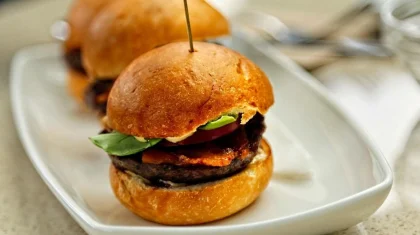 12 школьников отравились бургерами в Таразе: виновнице снизили штраф на 30%