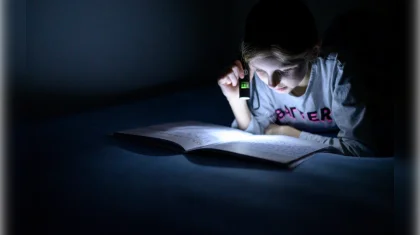 Дети делают уроки при фонариках в селе Актюбинской области
