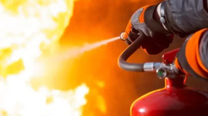 Двух женщин спасли из горящей квартиры в Алматы (ВИДЕО)