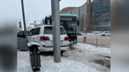 Дорожный знак влетел в магазин после ДТП с Lexus и автобусом в Астане