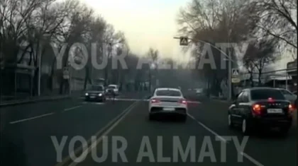 Женщину сбили на пешеходном переходе в Алматы (ВИДЕО)