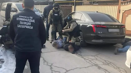 Трое мужчин ограбили квартиру в Алматы в новогоднюю ночь (ВИДЕО)