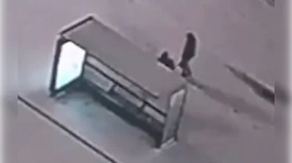 Астанчанин ударом ноги разбил остановку (ВИДЕО)