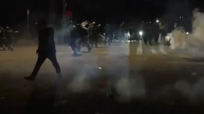 В Миннеаполисе вспыхнули протесты после того, как агенты ICE ранили мужчину