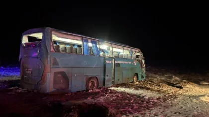 Автобус с 50 пассажирами попал в аварию в Мангистау: 4 человека погибли (ВИДЕО)