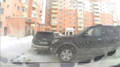 Видео ДТП в Усть-Каменогорске: автомобиль сам поехал, врезавшись в машину и многоэтажку