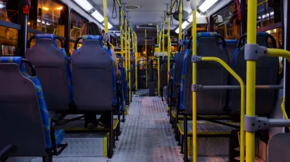 Девушки подрались из-за места в салоне автобуса в Атырау (ВИДЕО)