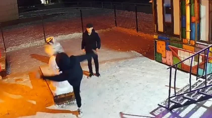 Подростки «снесли голову» снеговику и разнесли рекламный стенд в Актау (ВИДЕО)