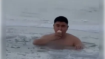 Ел мороженое среди льдин Иртыша при -40 °C: видео с закаливанием жителя ВКО удивило Казнет