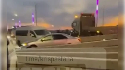 Бетонные конструкции упали с фуры на проезжую часть в Атырау (ВИДЕО)