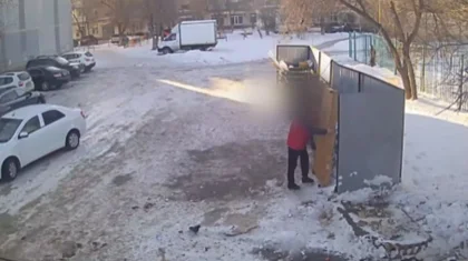 Актюбинцы вынесли из квартир ковры, одеяла, мебель и поплатились за это (ВИДЕО)