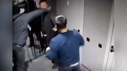 Избиение мужчины в туалете бара и на улице попало на видео в Атырау