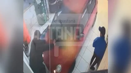 Женщина-водитель перепутала педали на СТО и прижала мужчину к стене в Шымкенте (ВИДЕО)