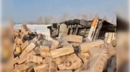 Грузовик с подсолнечным маслом опрокинулся на трассе в ВКО (ВИДЕО)