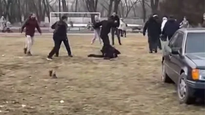 Массовую драку парней сняли на видео в Алматы