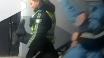 Пенсионерку вынесли из подъезда полицейские в Атырау: облздрав прокомментировал видео