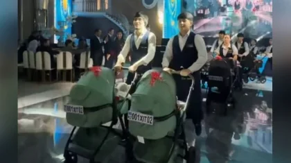 Блогер Елдос Колобок подарил всем гостям по коляске на бесік той первенца (ВИДЕО)