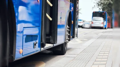 Пассажир выпал из автобуса во время движения в Караганде (ВИДЕО)