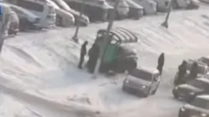 Автомобиль врезался в остановку и сбил женщину в Караганде (ВИДЕО)