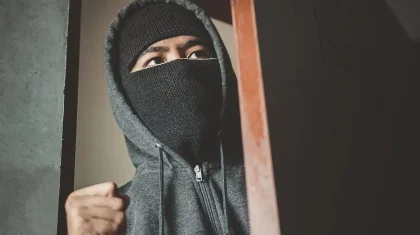 Трех мужчин осудили за дерзкое ограбление дома главы маслихата в Акмолинской области