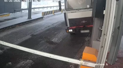 Грузовик протаранил пункт оплаты проезда на трассе Астана – Петропавловск (ВИДЕО)