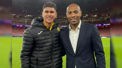 Анарбеков опубликовал фото с кумиром детства и легендой «Арсенала»