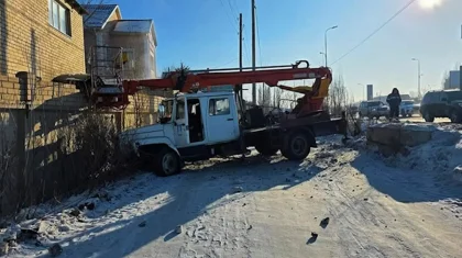Спецтехника едва не протаранила забор частного дома в Актобе (ВИДЕО)