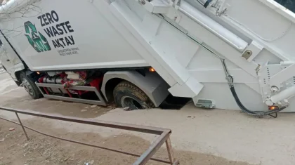 Новый мусоровоз провалился в яму на асфальте в Актау