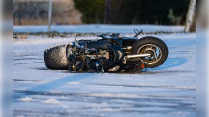 Водитель выехал на красный свет и сбил мопедиста в Алматы