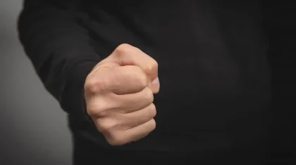 Пьяный мужчина жестоко избил курьера во время доставки заказа в Атырау