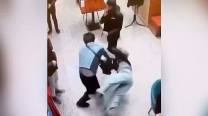 Таскал за волосы по полу: управляющий кафе и посетительница подрались из-за пролитого чая в Актау (ВИДЕО)