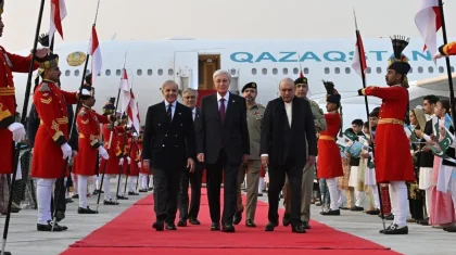 Президент Казахстана прибыл в Пакистан: 21 залп и торжественный прием (ВИДЕО)