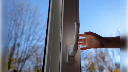 Сидела на подоконнике пятого этажа: 7-летнюю девочку спасли в Караганде (ВИДЕО)