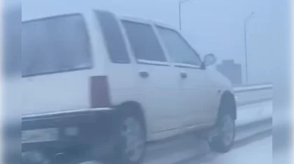 Автомобиль повис на ограждении Иртышского моста в Усть-Каменогорске (ВИДЕО)