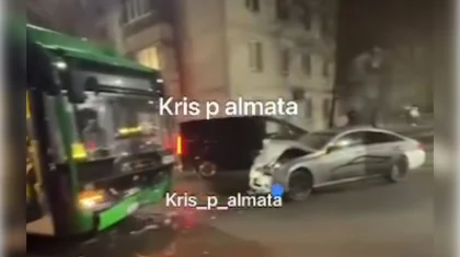 Mercedes врезался в автобус в Алматы: пострадали трое (ВИДЕО)