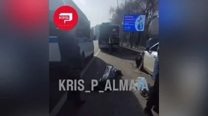 Смерть водителя за рулем спровоцировала массовое ДТП в Алматы (ВИДЕО)