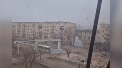 Сильный ветер сорвал крыши многоэтажек в Жанатасе (ВИДЕО)