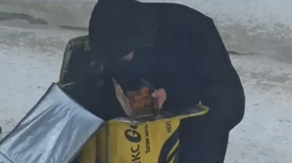 «Облизывал пальцы»: курьера застали за поеданием наггетсов из чужого заказа в Астане