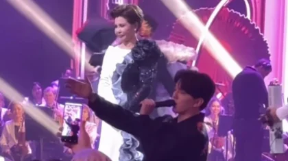 Димаш поздравил Розу Рымбаеву с 50-летием творческой карьеры на сцене в Алматы (ВИДЕО)